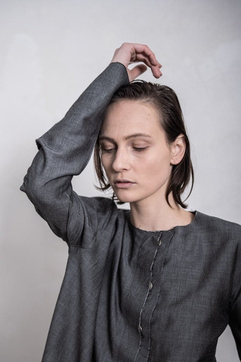 eigensinnig wien | Jelinek | Asymmetrische, weite Damenbluse in grau