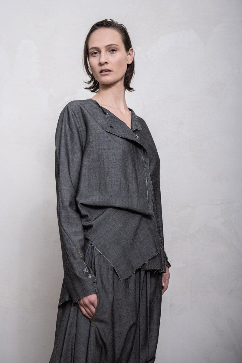 eigensinnig wien | Jelinek | Asymmetrische, weite Damenbluse in grau