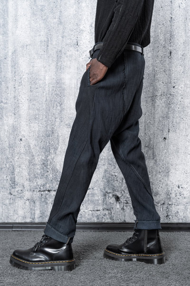 eigensinnig wien | Kafka | Low Crotch Pants für Herren und Damen in Marineblau
