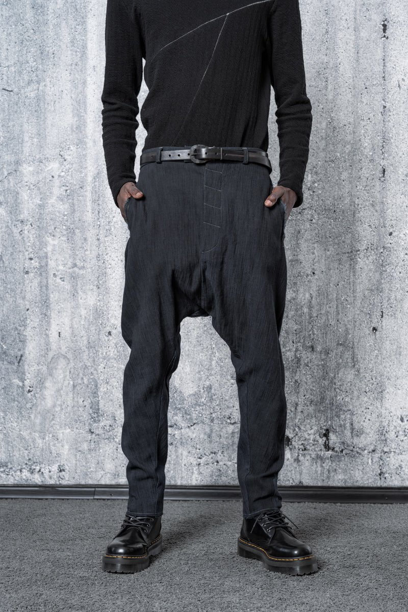 eigensinnig wien | Kafka | Low Crotch Pants für Herren und Damen in Marineblau
