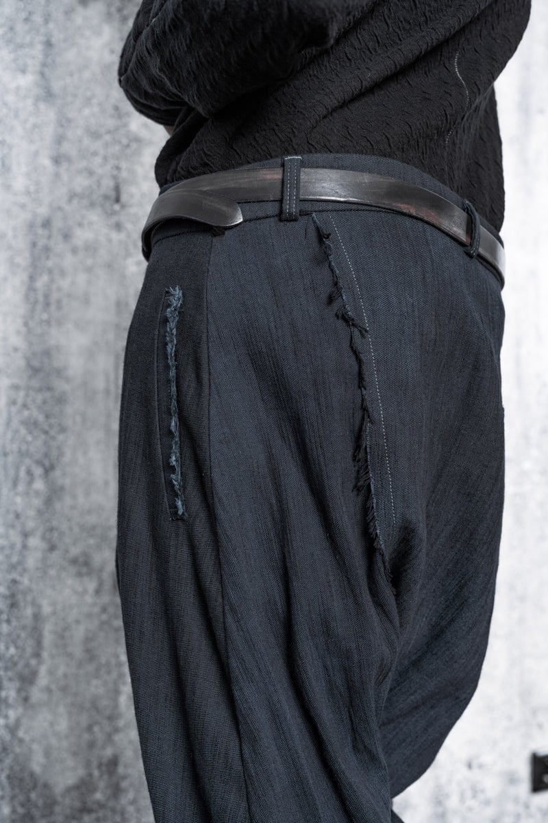 eigensinnig wien | Kafka | Low Crotch Pants für Herren und Damen in Marineblau