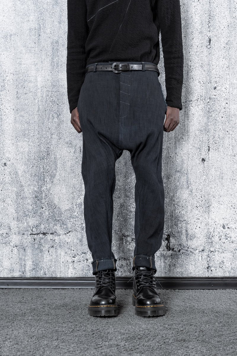eigensinnig wien | Kafka | Low Crotch Pants für Herren und Damen in Marineblau