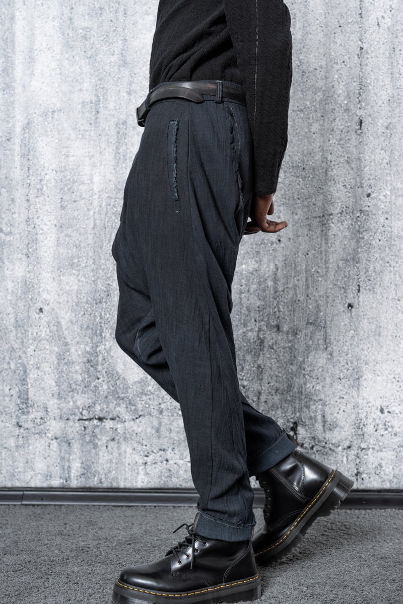 eigensinnig wien | Kafka | Low Crotch Pants für Herren und Damen in Marineblau