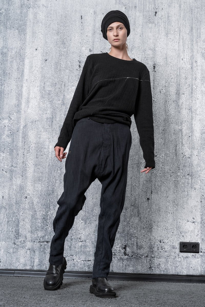 eigensinnig wien | Kafka | Low Crotch Pants für Herren und Damen in Marineblau