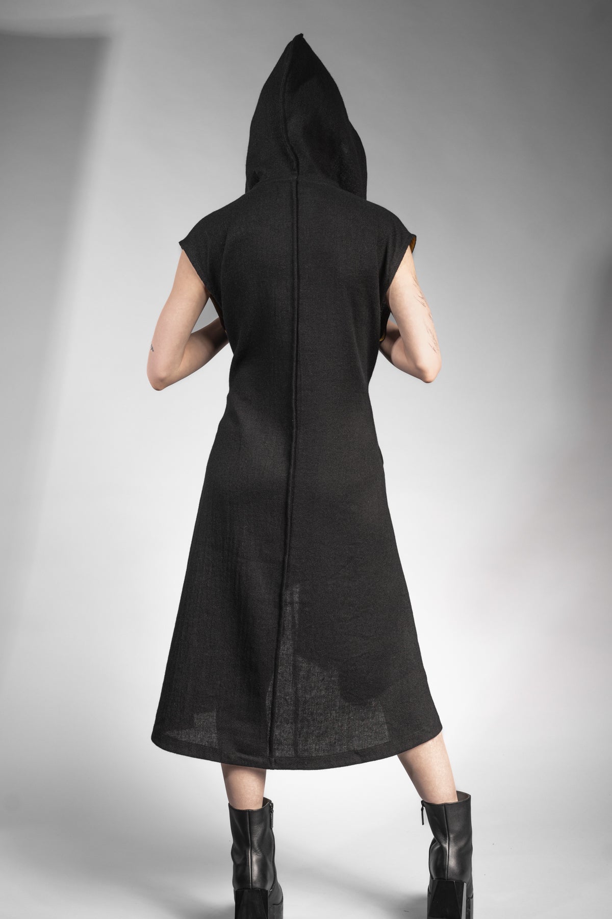 eigensinnig wien | Kalunga | Langer, ärmelloser Cardigan mit Kapuze in Schwarz