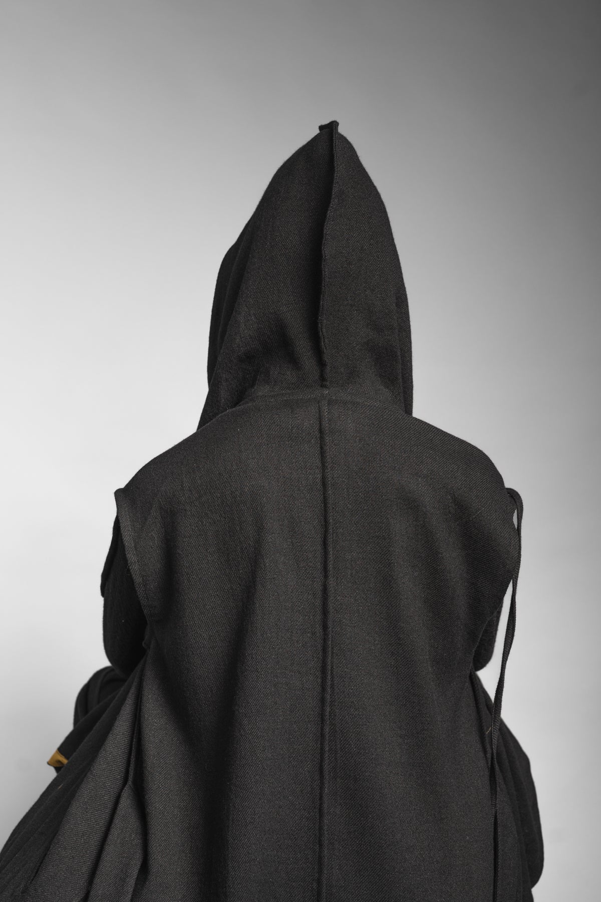 eigensinnig wien | Kalunga | Langer, ärmelloser Cardigan mit Kapuze in Schwarz