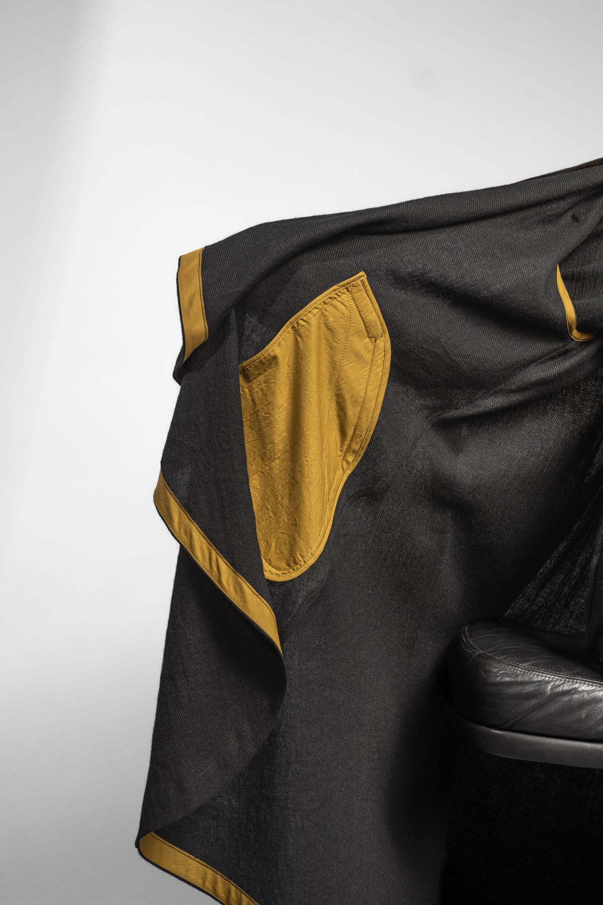 eigensinnig wien | Kalunga | Langer, ärmelloser Cardigan mit Kapuze in Schwarz