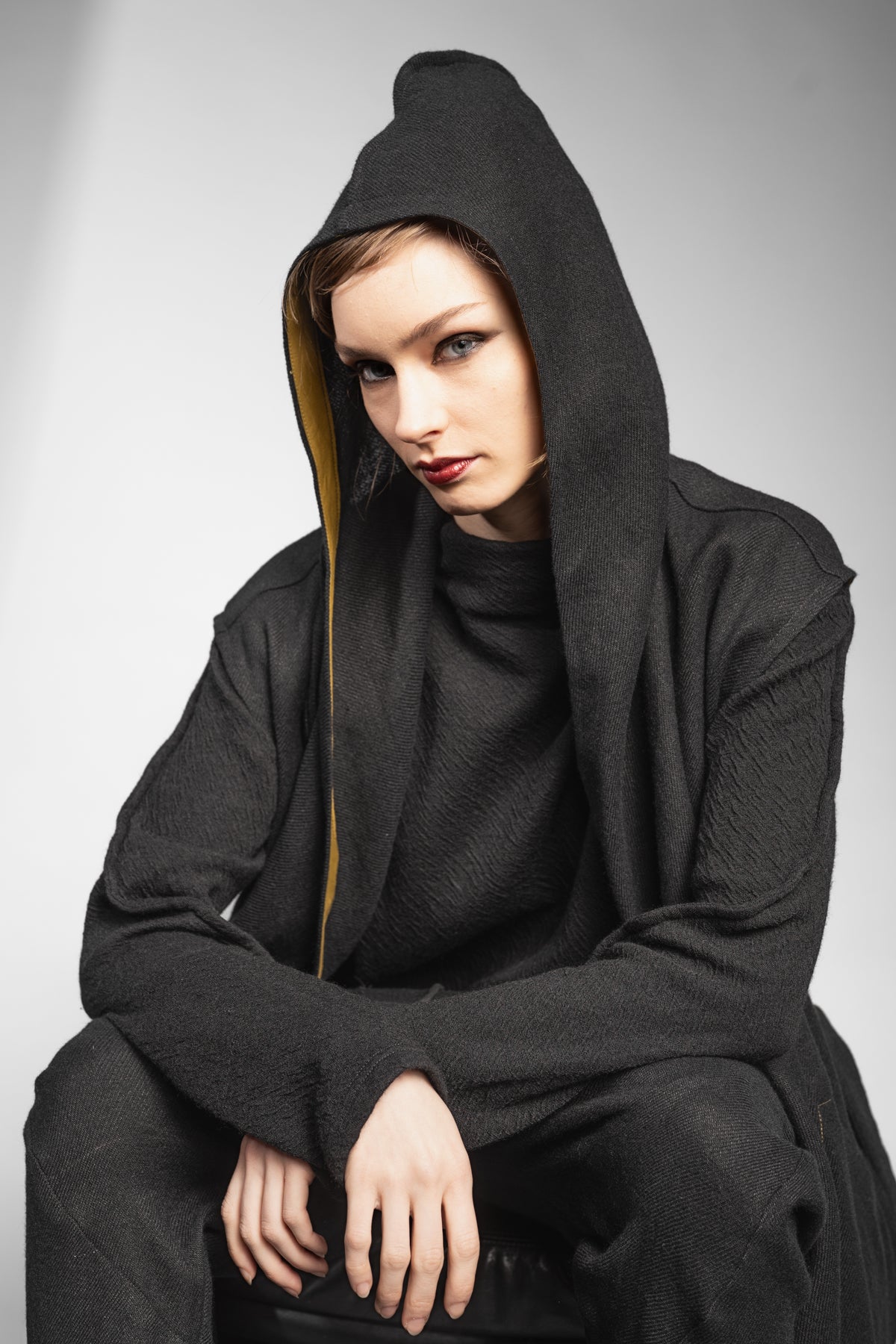 eigensinnig wien | Kalunga | Langer, ärmelloser Cardigan mit Kapuze in Schwarz