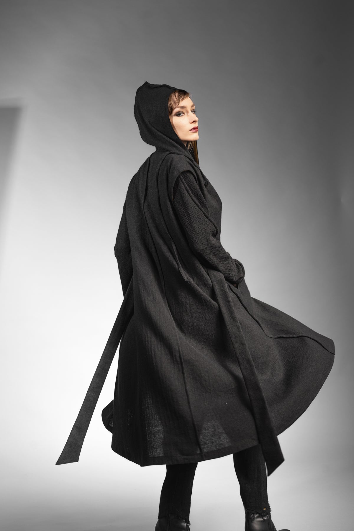 eigensinnig wien | Kalunga | Langer, ärmelloser Cardigan mit Kapuze in Schwarz