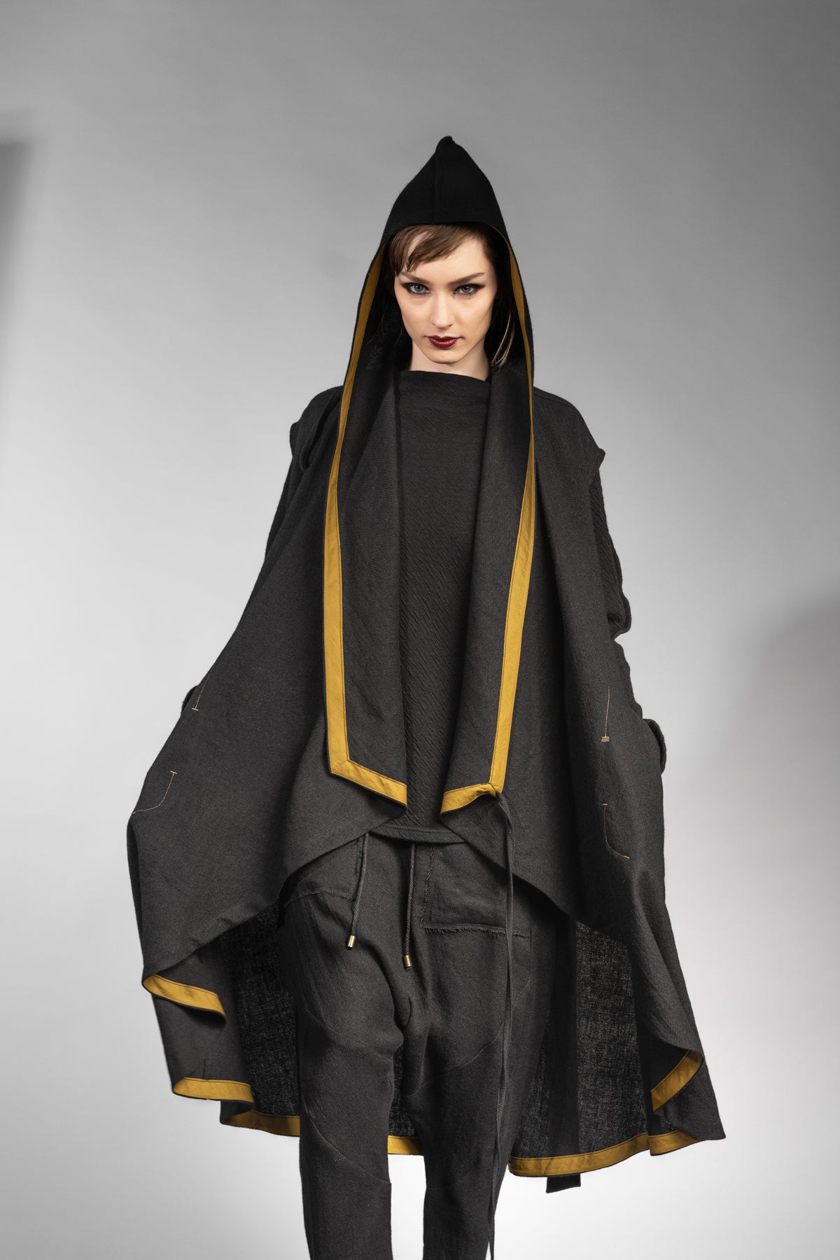 eigensinnig wien | Kalunga | Langer, ärmelloser Cardigan mit Kapuze in Schwarz