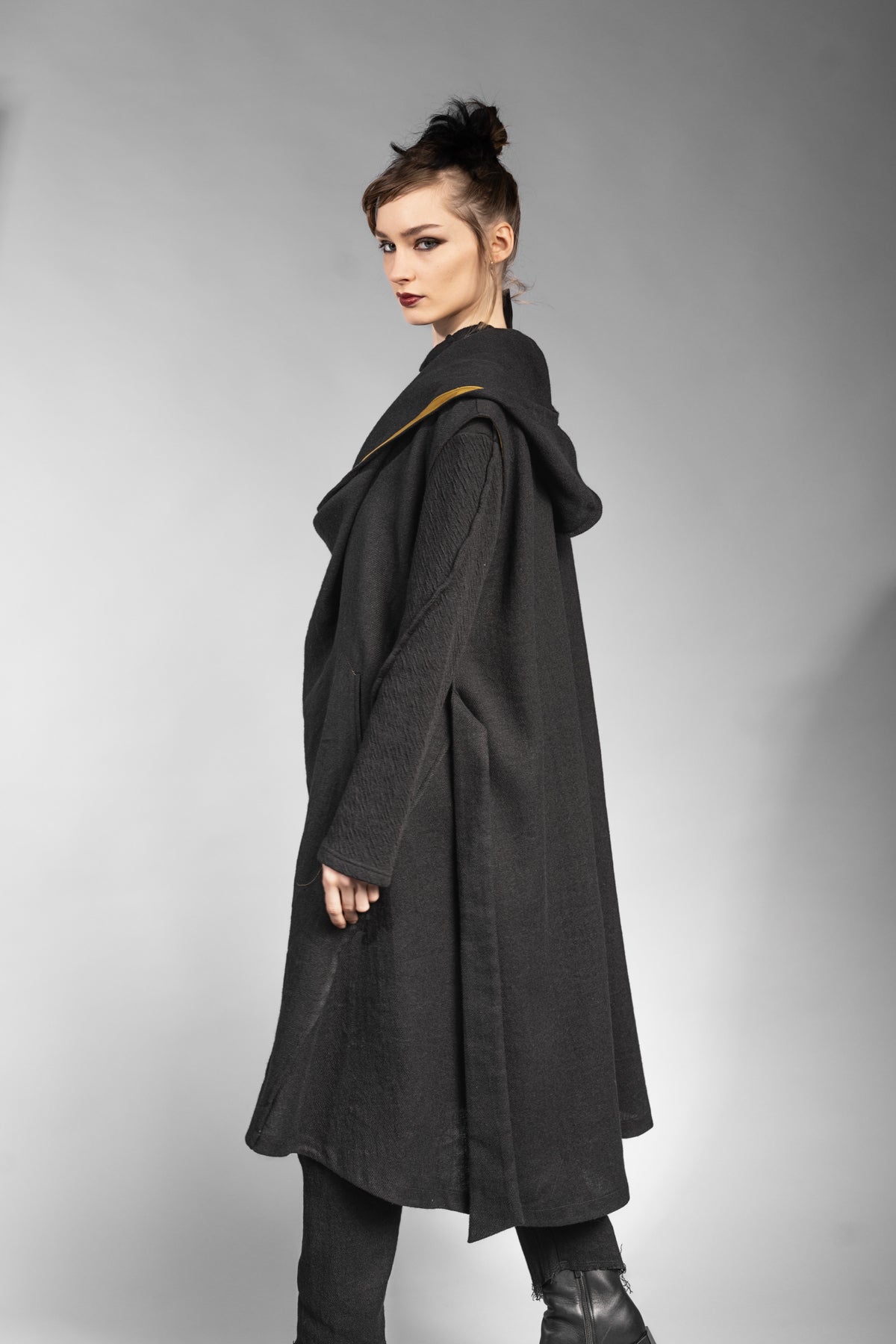 eigensinnig wien | Kalunga | Langer, ärmelloser Cardigan mit Kapuze in Schwarz