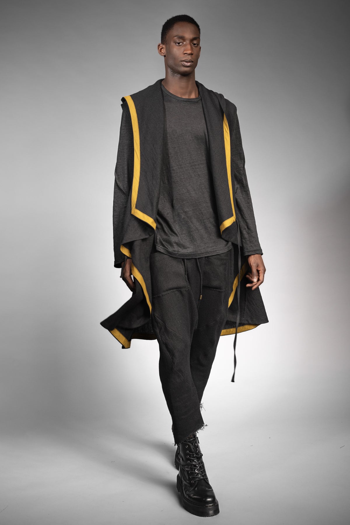 eigensinnig wien | Kalunga | Langer, ärmelloser Cardigan mit Kapuze in Schwarz