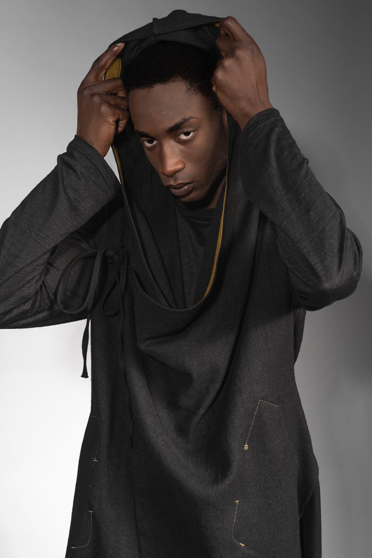 eigensinnig wien | Kalunga | Langer, ärmelloser Cardigan mit Kapuze in Schwarz