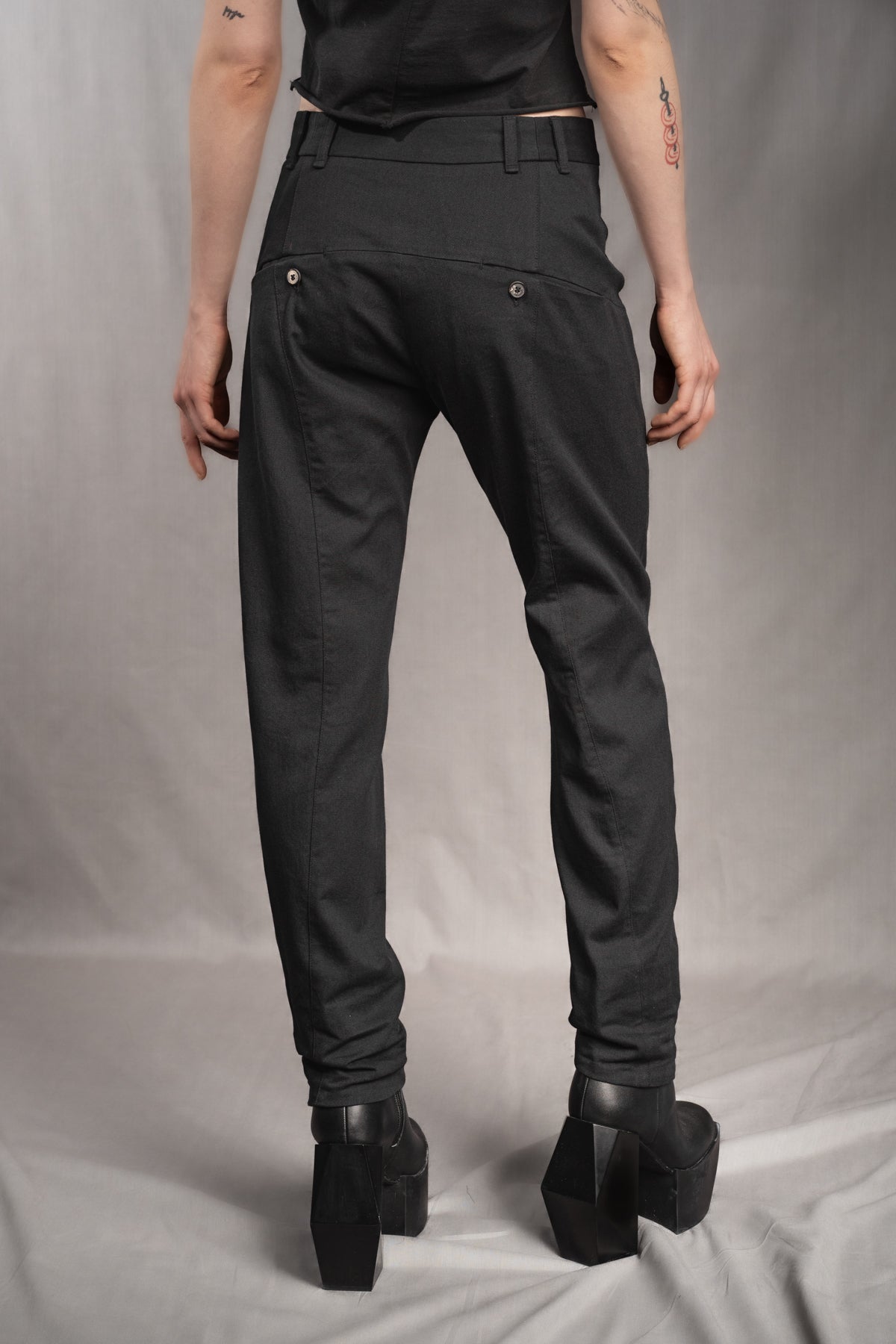 eigensinnig wien | Ki Lil I | Elegante, schwarze Designer Damenhose aus leichter Baumwolle