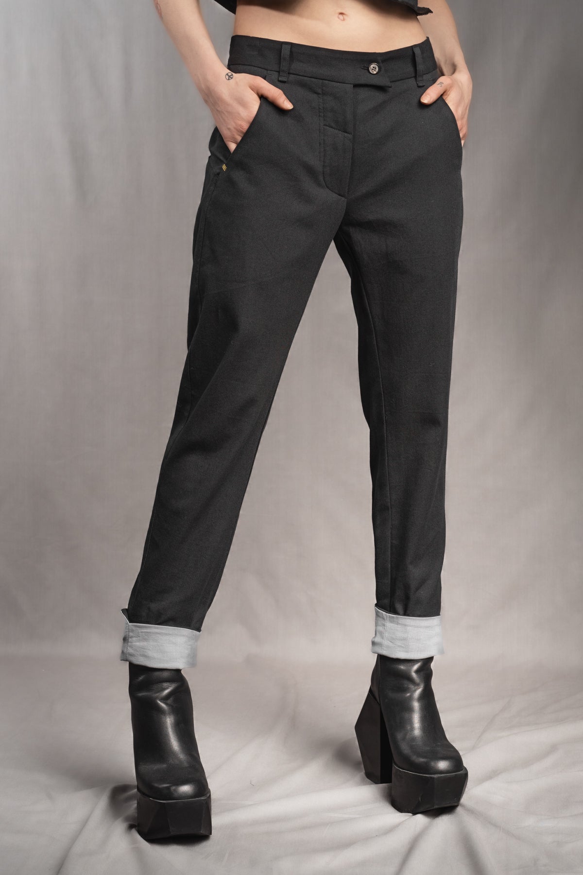 eigensinnig wien | Ki Lil I | Elegante, schwarze Designer Damenhose aus leichter Baumwolle