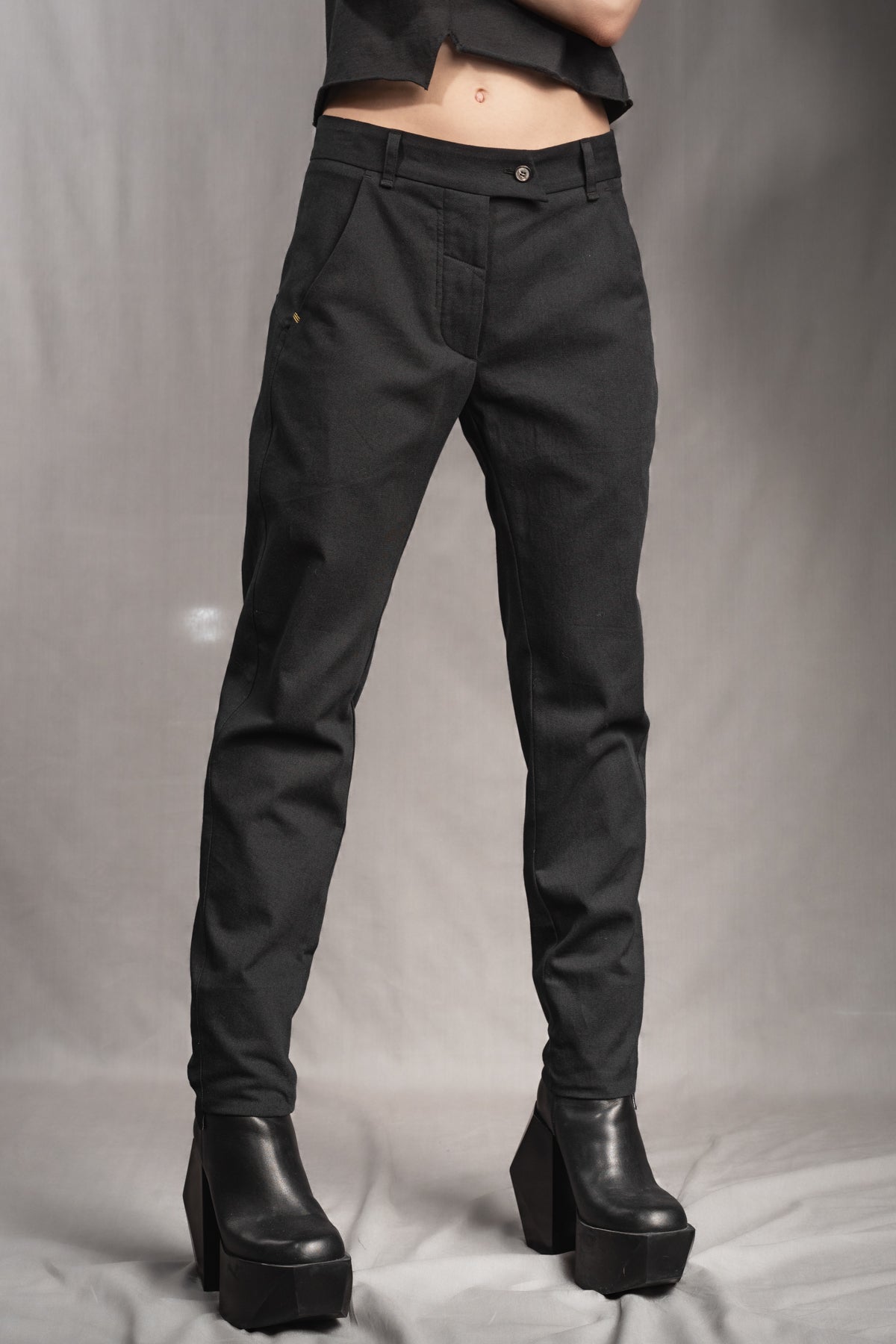 eigensinnig wien | Ki Lil I | Elegante, schwarze Designer Damenhose aus leichter Baumwolle