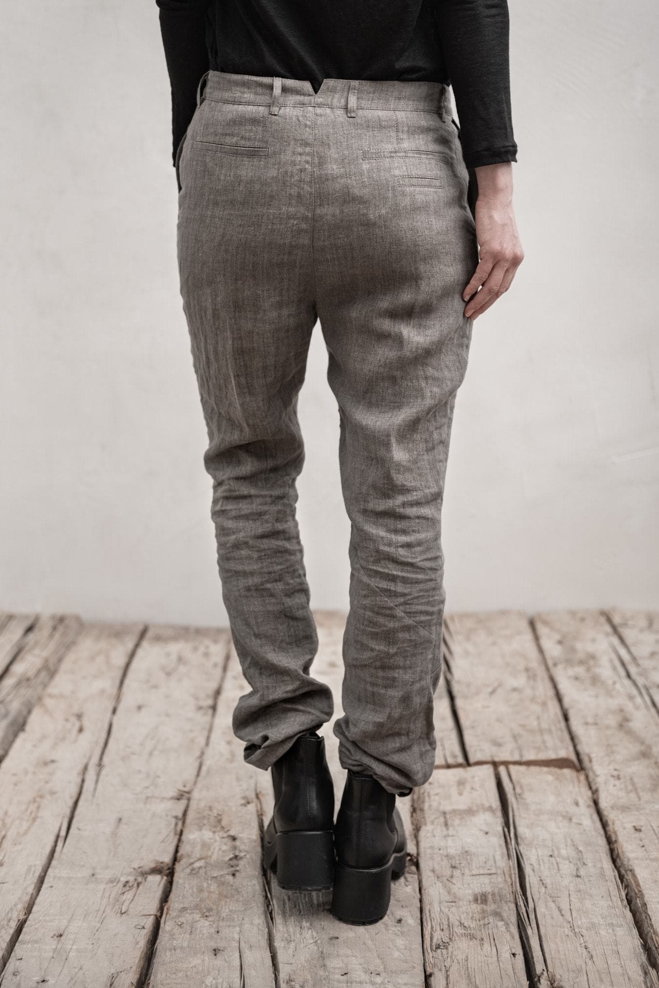 eigensinnig wien | Kierkegaard | Schmale Damenhose mit tiefem Schritt aus leichtem Leinen in grau