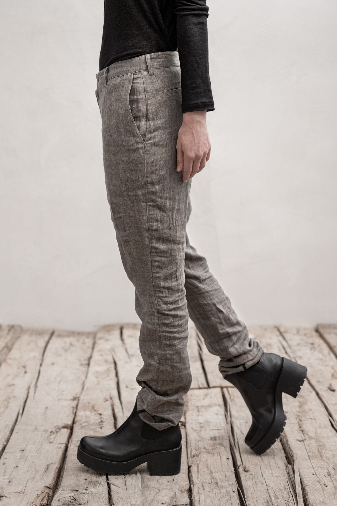 eigensinnig wien | Kierkegaard | Schmale Damenhose mit tiefem Schritt aus leichtem Leinen in grau