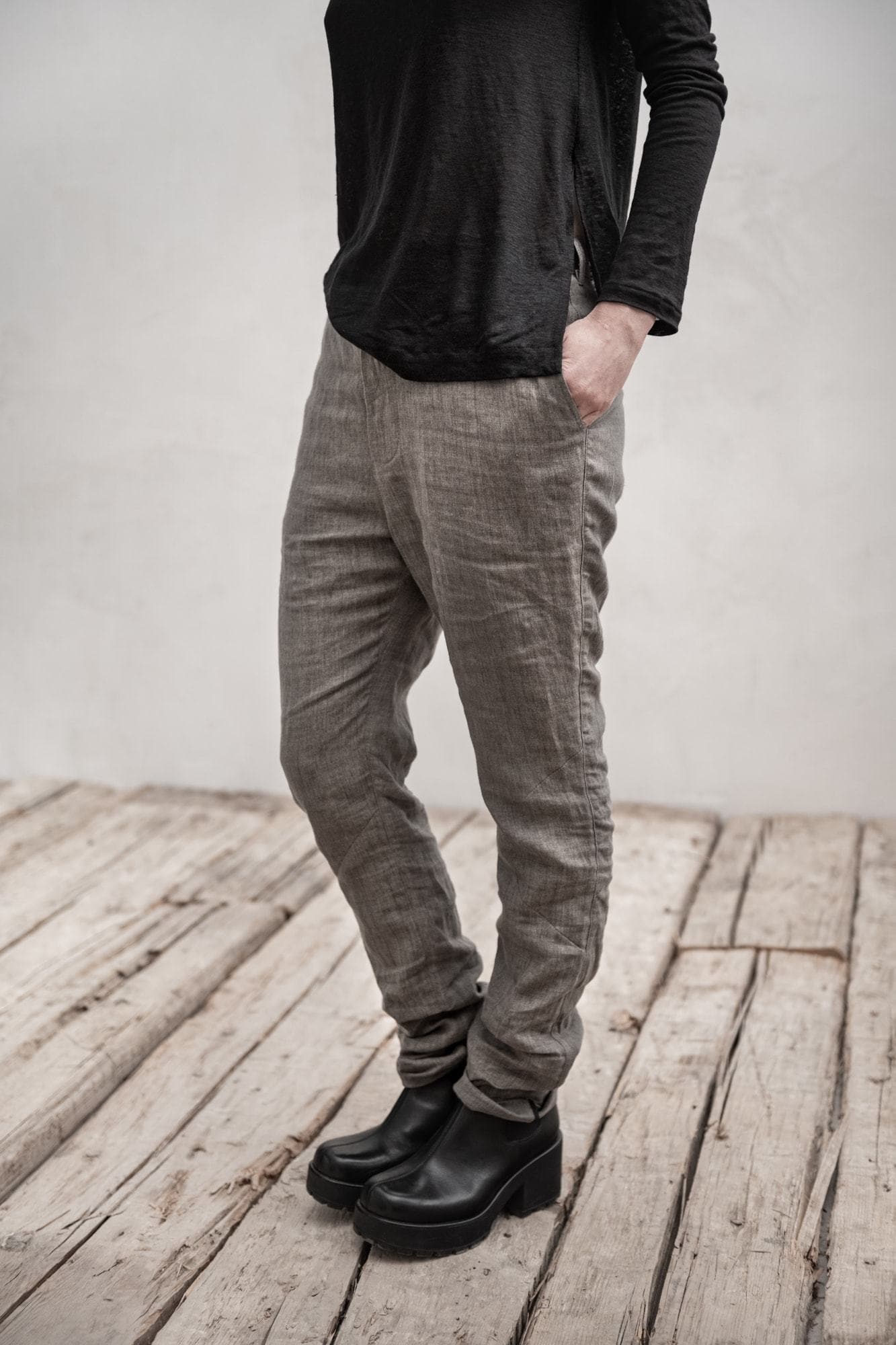 eigensinnig wien | Kierkegaard | Schmale Damenhose mit tiefem Schritt aus leichtem Leinen in grau