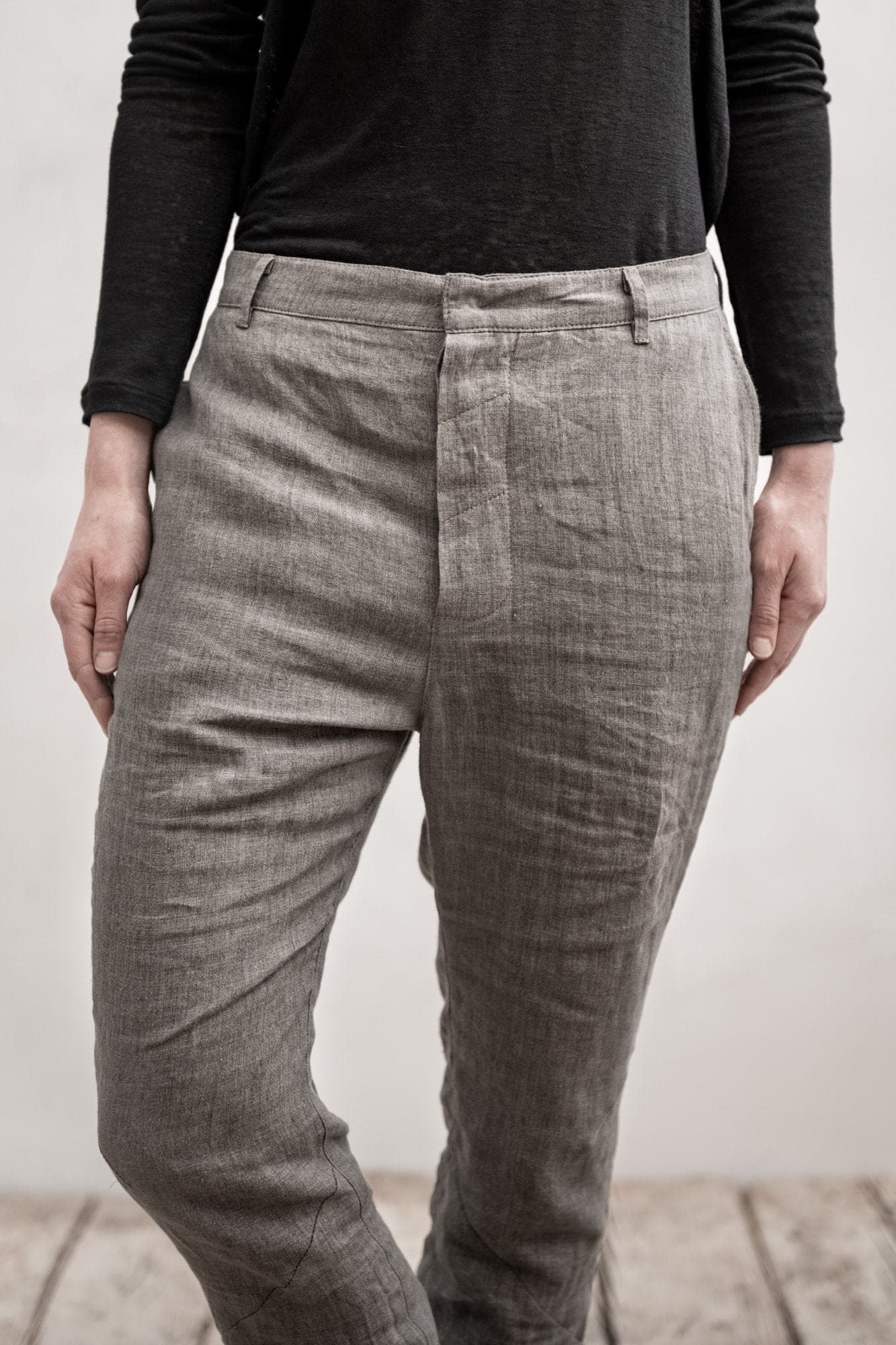 eigensinnig wien | Kierkegaard | Schmale Damenhose mit tiefem Schritt aus leichtem Leinen in grau