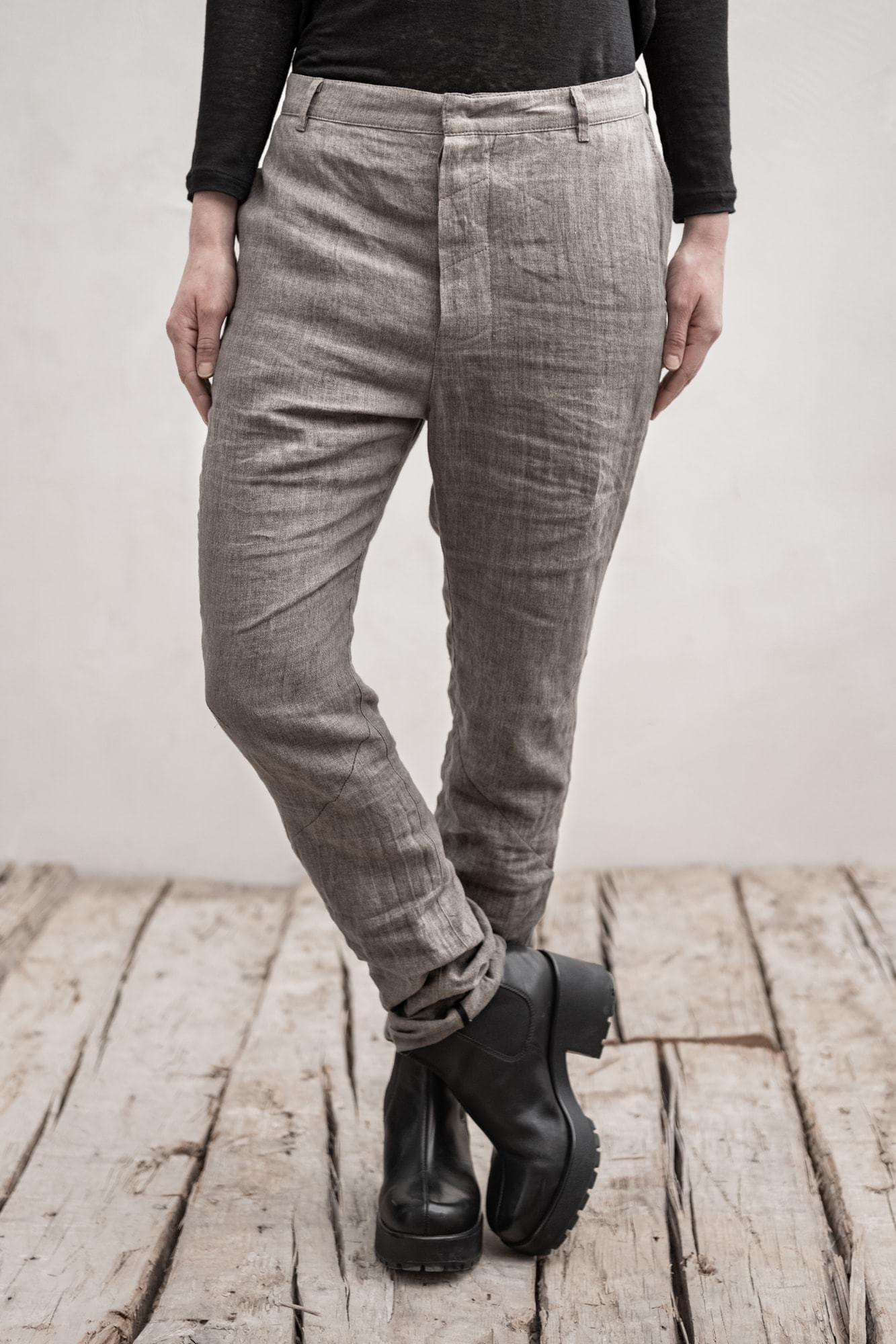 eigensinnig wien | Kierkegaard | Schmale Damenhose mit tiefem Schritt aus leichtem Leinen in grau