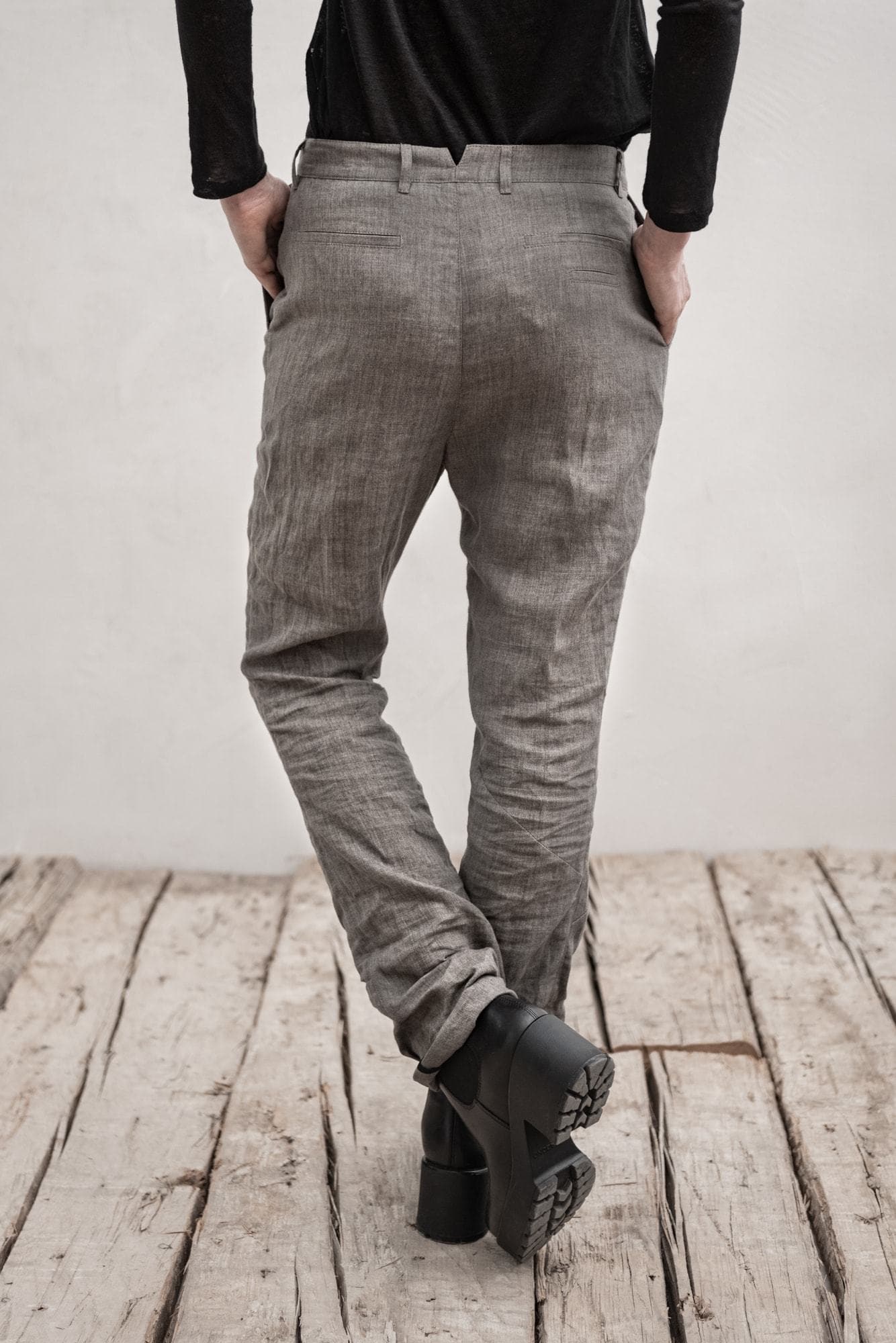 eigensinnig wien | Kierkegaard | Schmale Damenhose mit tiefem Schritt aus leichtem Leinen in grau