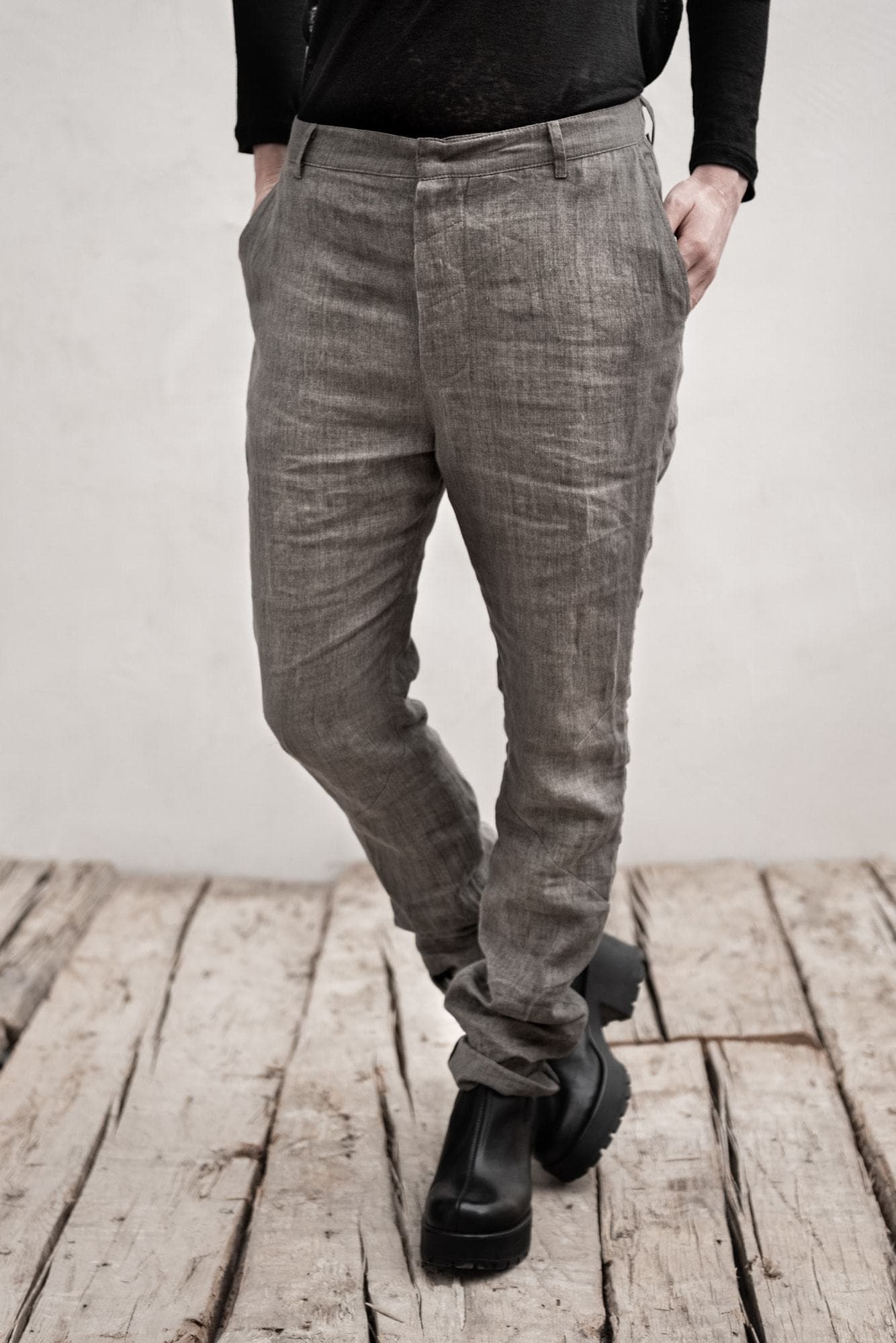 eigensinnig wien | Kierkegaard | Schmale Damenhose mit tiefem Schritt aus leichtem Leinen in grau