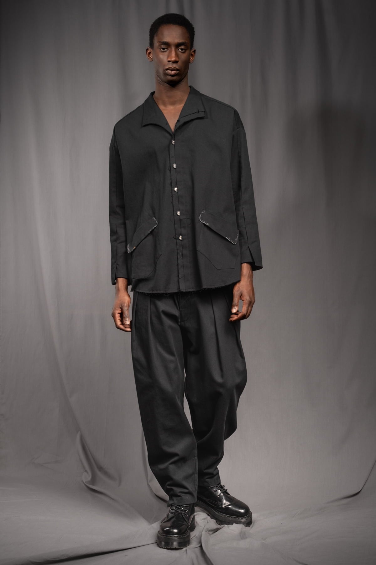 eigensinnig wien | KolEgo | Nonkonformistischer, schwarzer Oversize-Anzug aus leichter Baumwolle