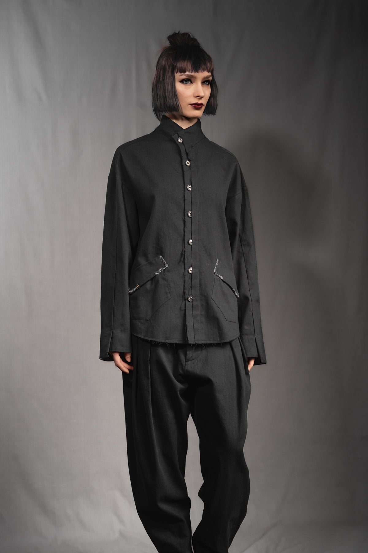 eigensinnig wien | Koloman | Schwarze, leichte Designer Hemdjacke aus Baumwolle