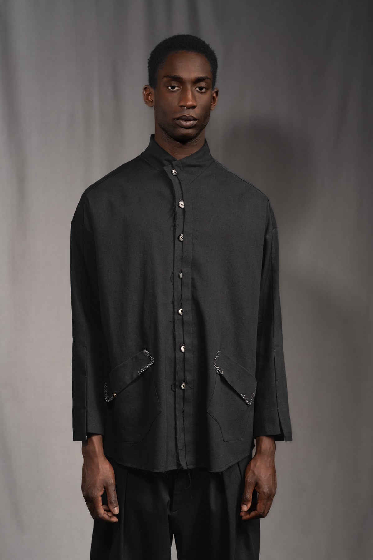 eigensinnig wien | Koloman | Schwarze, leichte Designer Hemdjacke aus Baumwolle