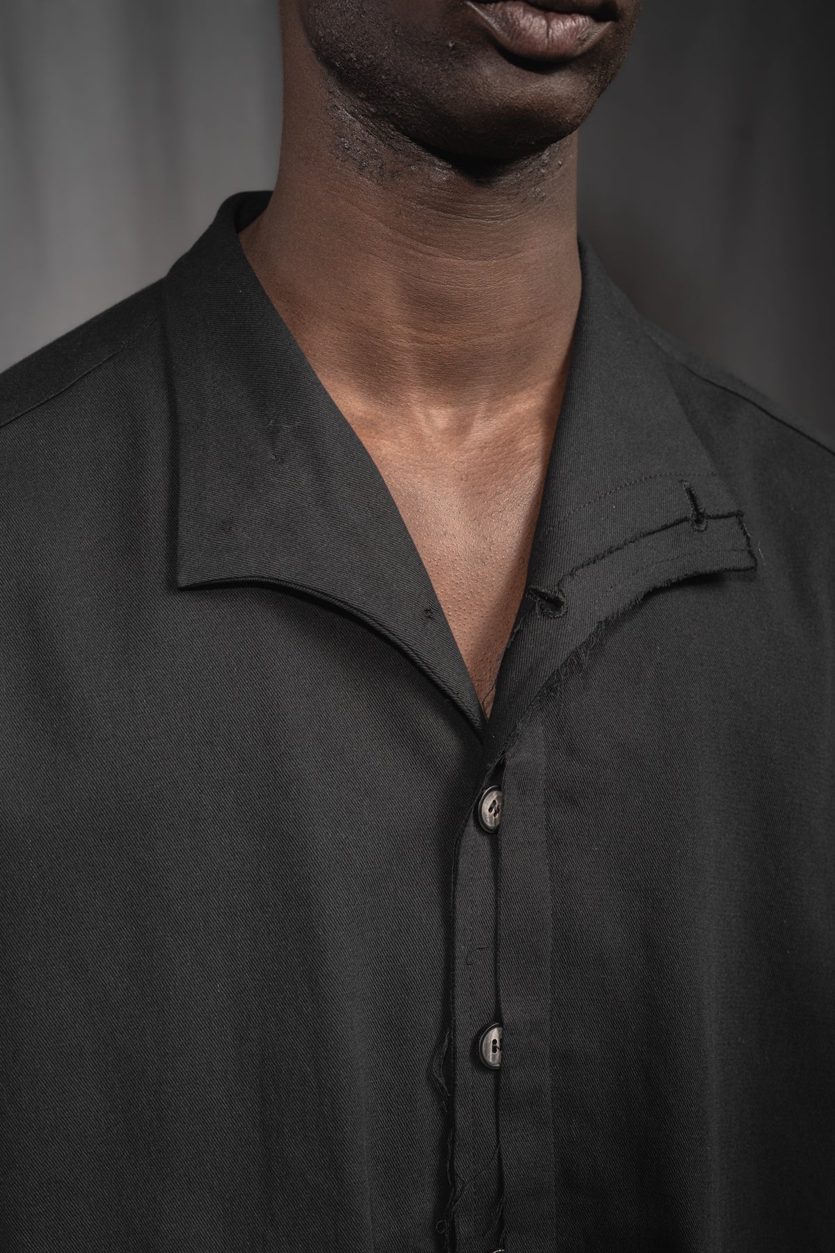 eigensinnig wien | Koloman | Schwarze, leichte Designer Hemdjacke aus Baumwolle