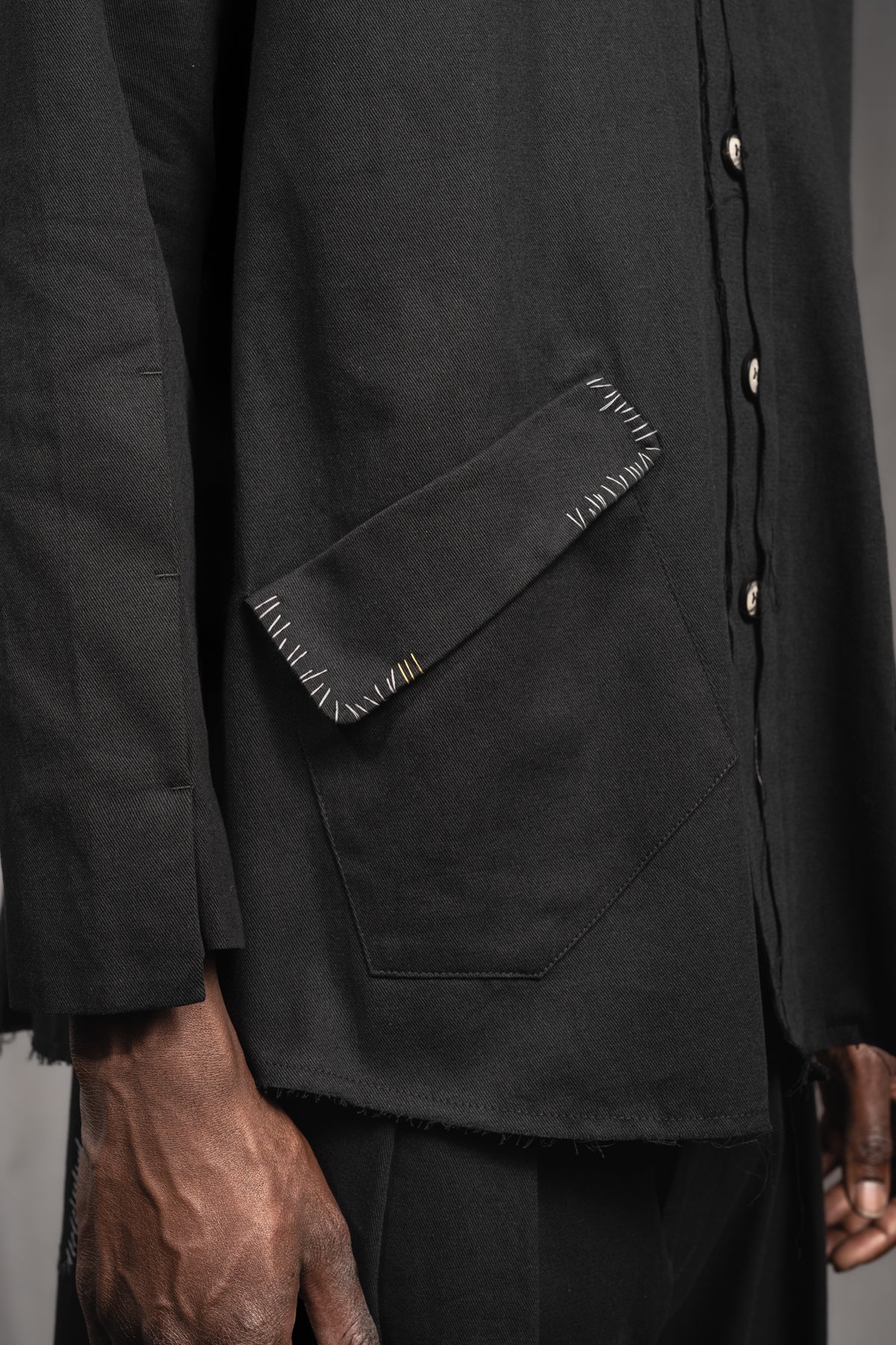 eigensinnig wien | Koloman | Schwarze, leichte Designer Hemdjacke aus Baumwolle