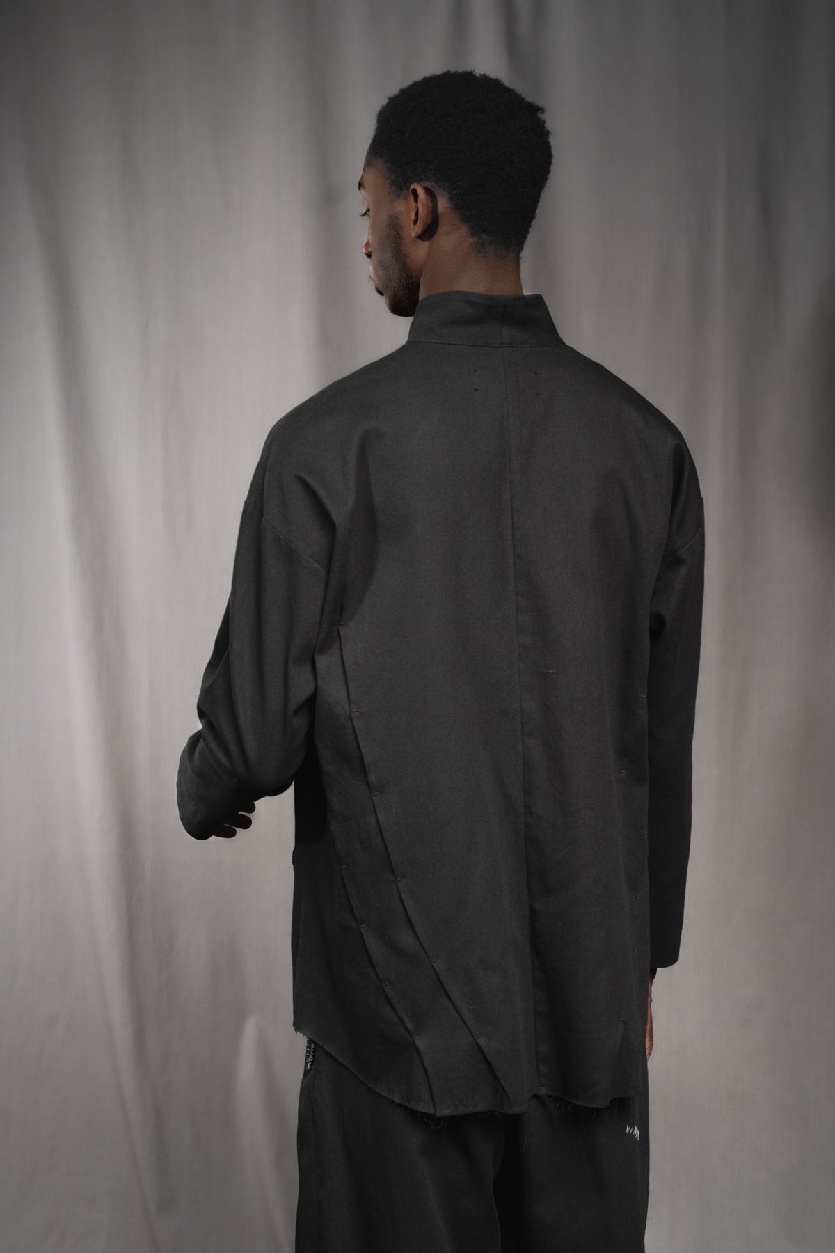 eigensinnig wien | Koloman | Schwarze, leichte Designer Hemdjacke aus Baumwolle