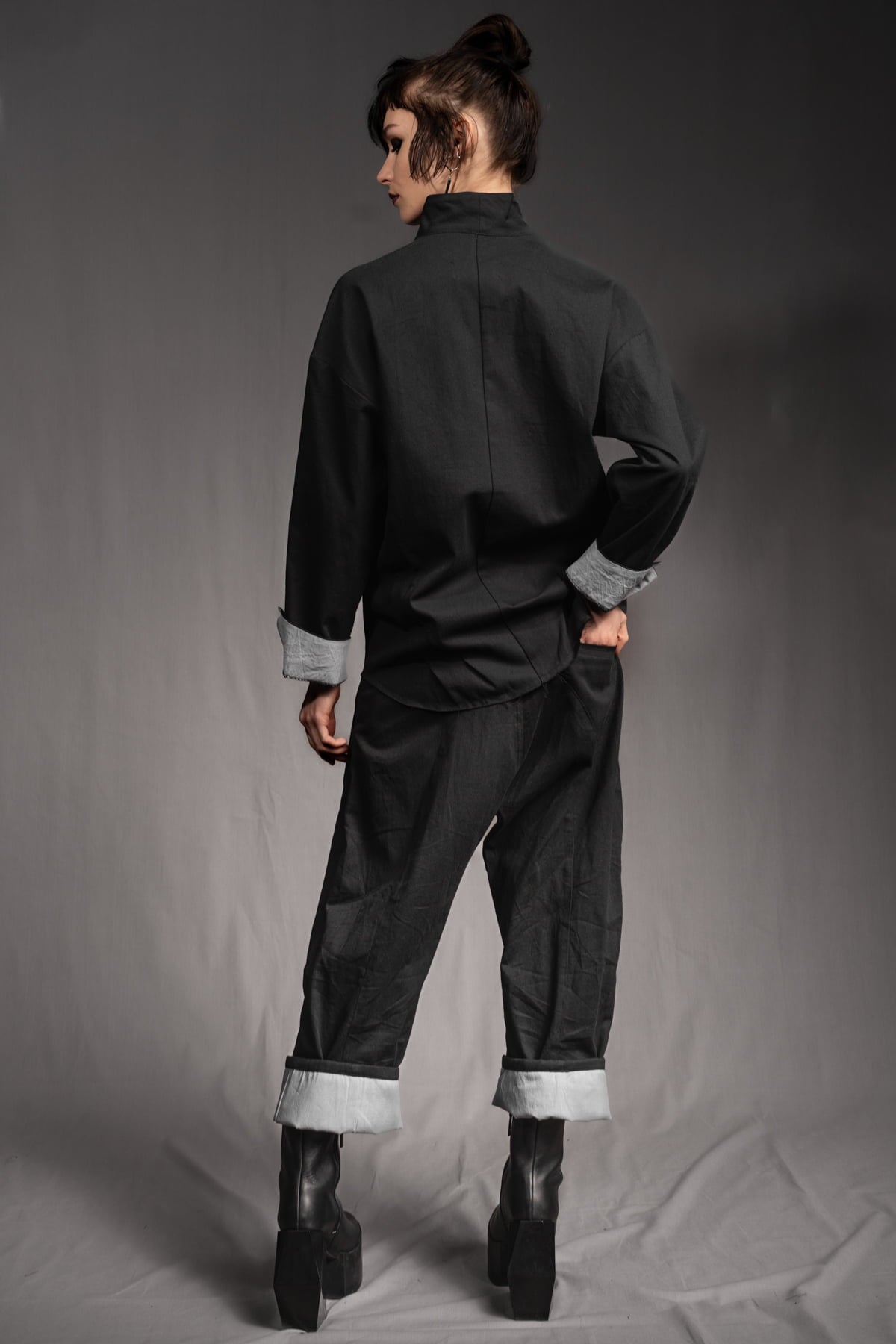 eigensinnig wien | KolQua | Schwarzer Baggy Pants Anzug aus leichter Baumwolle