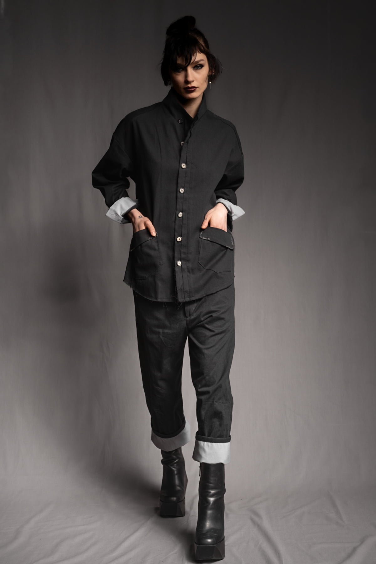 eigensinnig wien | KolQua | Schwarzer Baggy Pants Anzug aus leichter Baumwolle