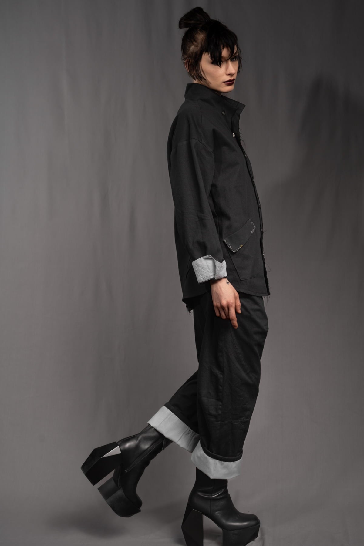 eigensinnig wien | KolQua | Schwarzer Baggy Pants Anzug aus leichter Baumwolle