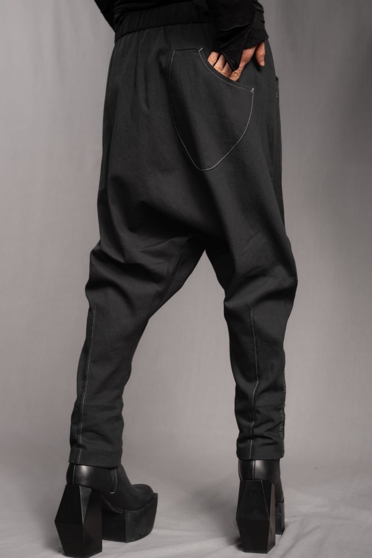 eigensinnig wien | Krummholz | Avantgardistische Drop-Crotch Hose aus schwarzer Baumwolle