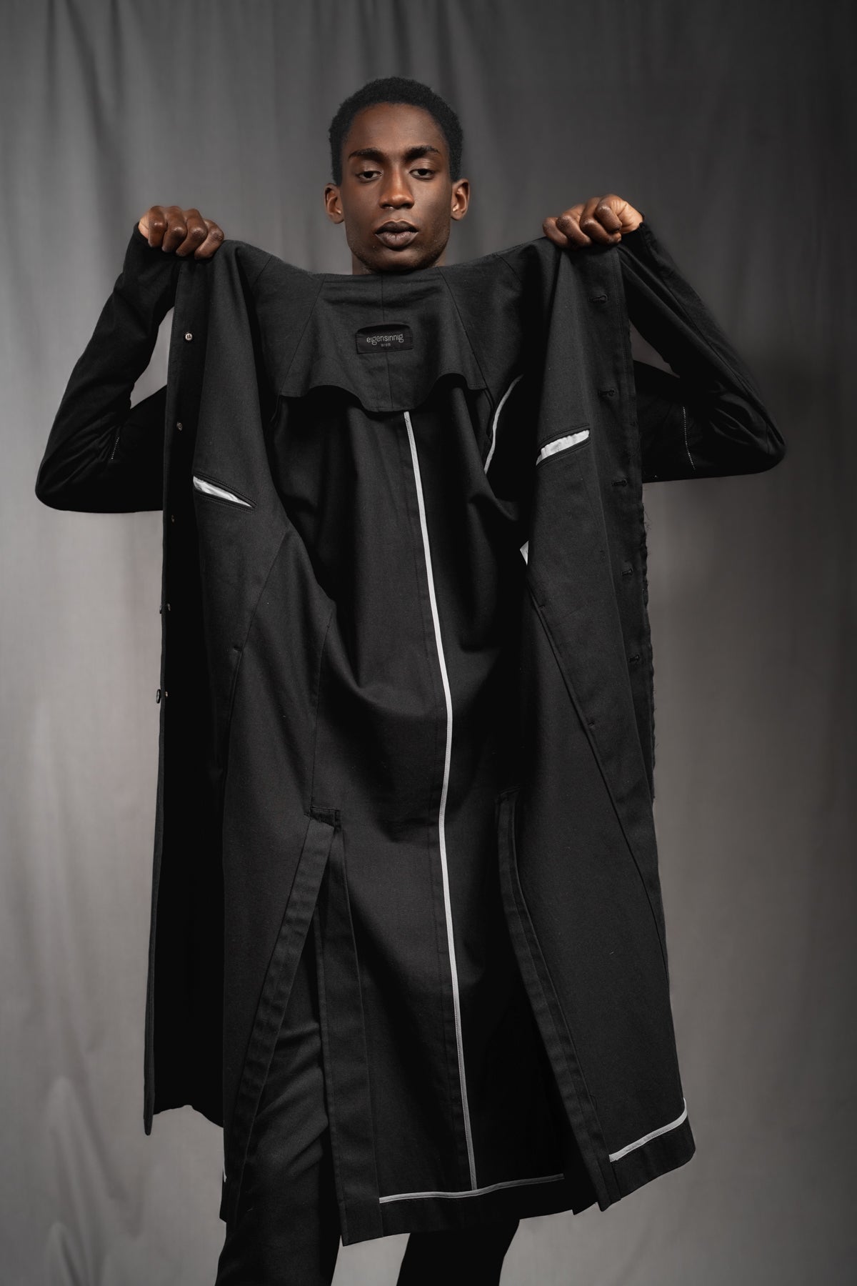 eigensinnig wien | Kubin | Außergewöhnlicher, leichter Herren Designer Mantel aus schwarzer Baumwolle