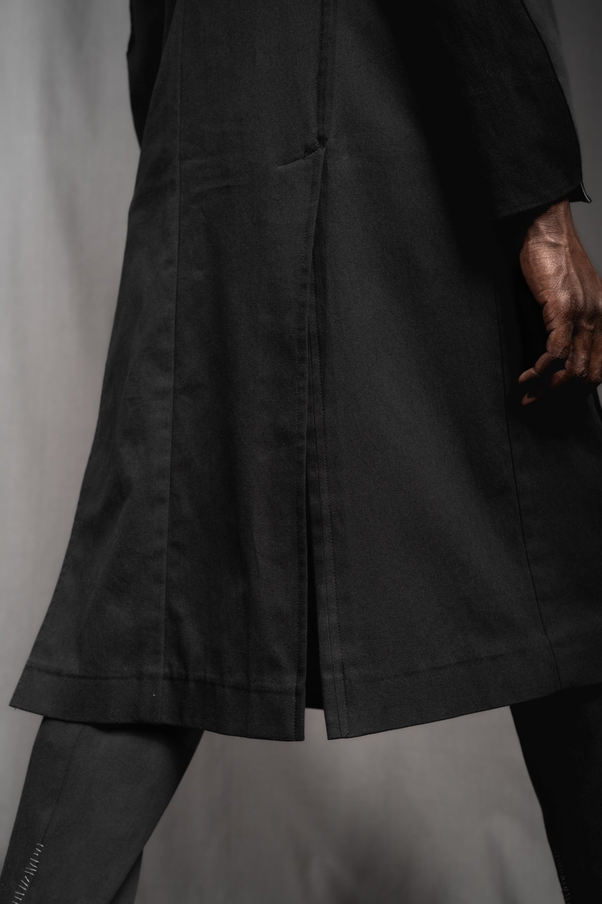 eigensinnig wien | Kubin | Außergewöhnlicher, leichter Herren Designer Mantel aus schwarzer Baumwolle