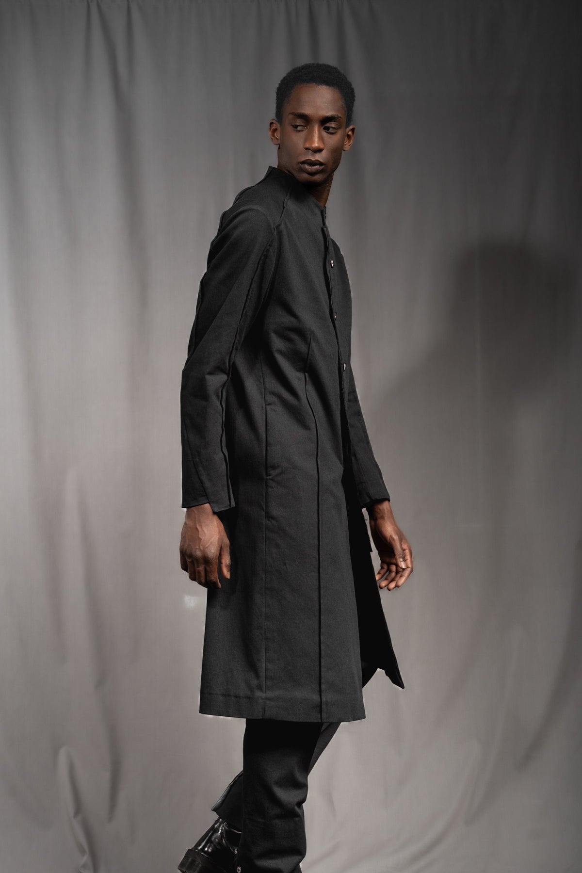 eigensinnig wien | Kubin | Außergewöhnlicher, leichter Herren Designer Mantel aus schwarzer Baumwolle