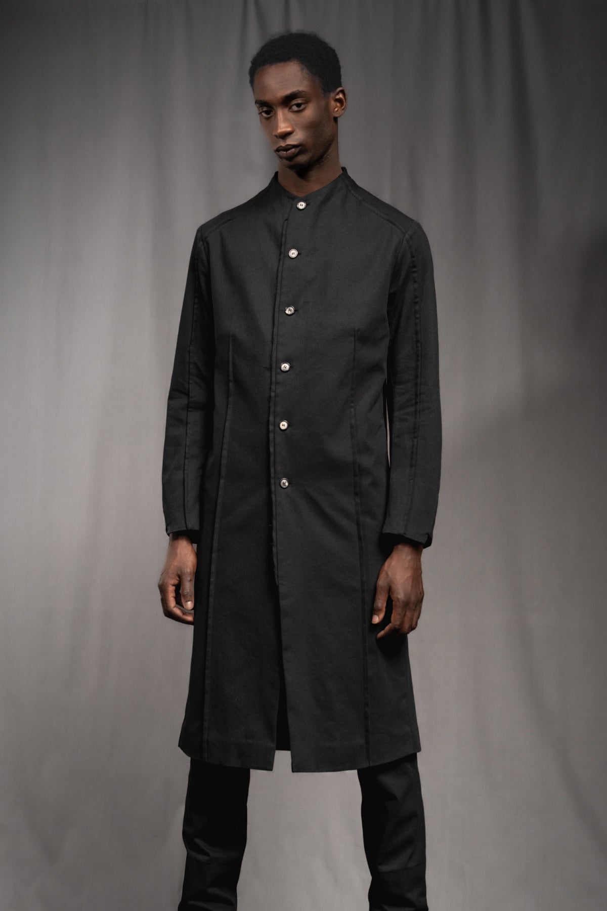 eigensinnig wien | Kubin | Außergewöhnlicher, leichter Herren Designer Mantel aus schwarzer Baumwolle