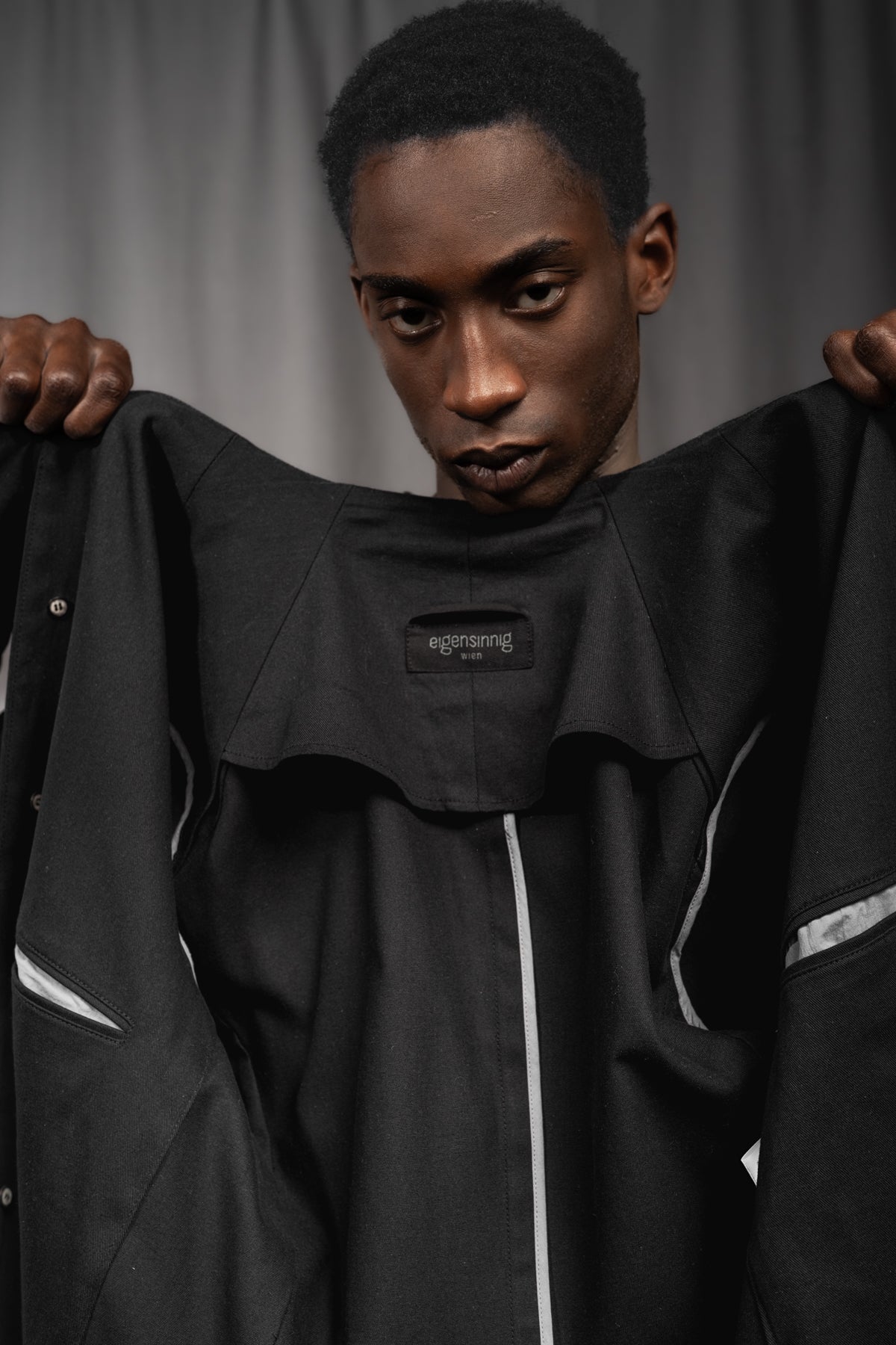 eigensinnig wien | Kubin | Außergewöhnlicher, leichter Herren Designer Mantel aus schwarzer Baumwolle