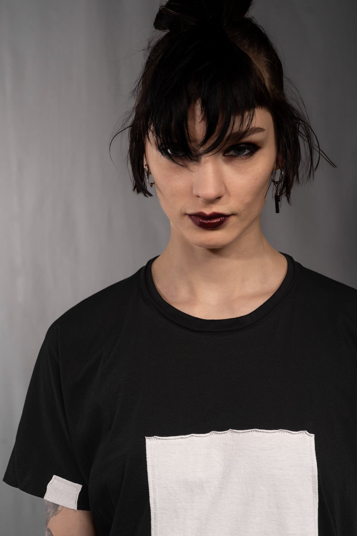 eigensinnig wien | Kuss | Außergewöhnlich geschnittenes Baumwoll-T-Shirt mit avantgardistischem Design