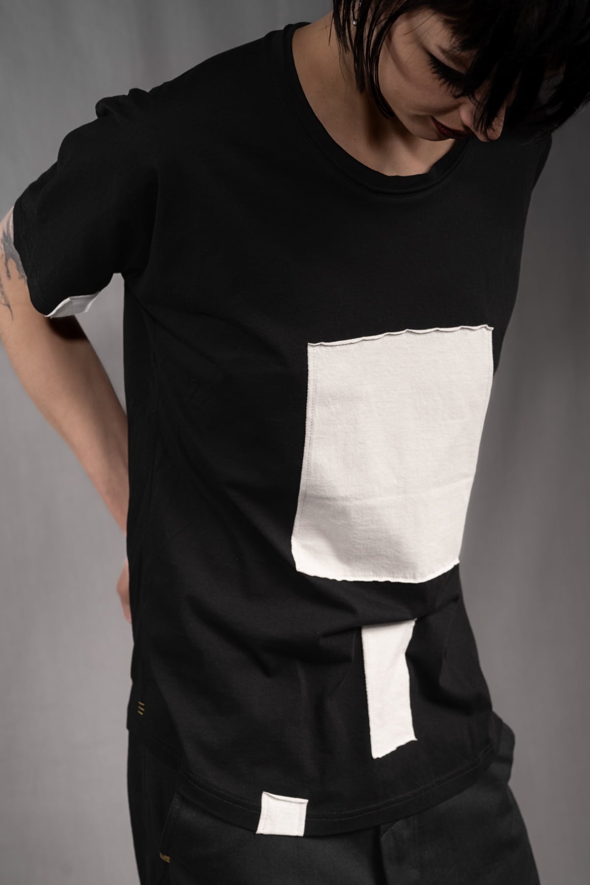 eigensinnig wien | Kuss | Außergewöhnlich geschnittenes Baumwoll-T-Shirt mit avantgardistischem Design