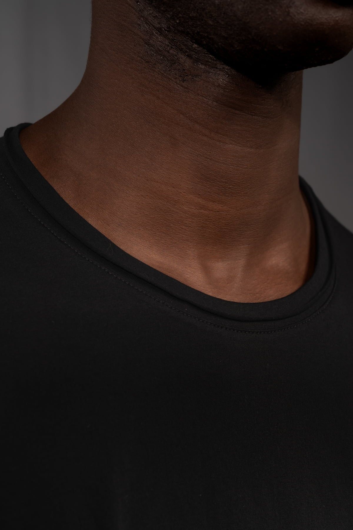 eigensinnig wien | Kuss | Außergewöhnlich geschnittenes Baumwoll-T-Shirt mit avantgardistischem Design