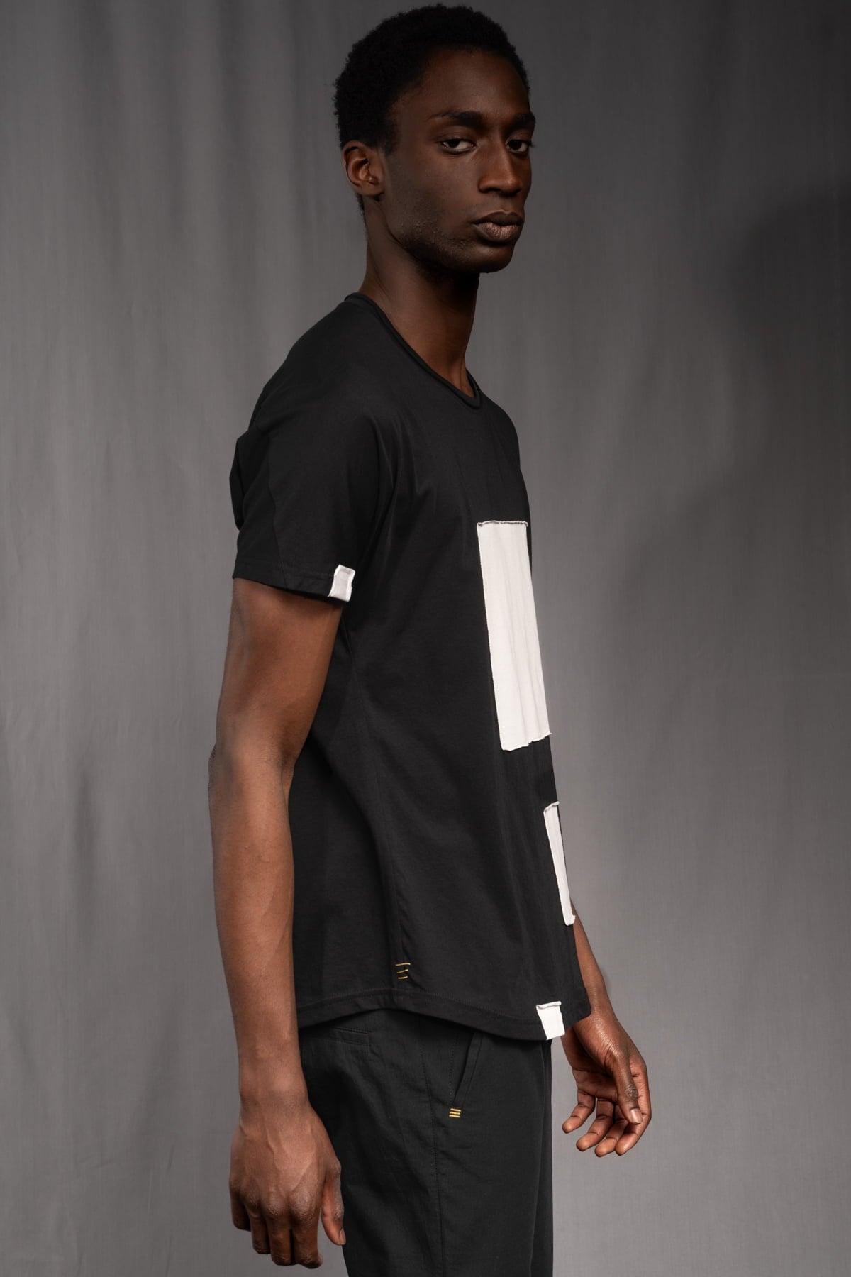 eigensinnig wien | Kuss | Außergewöhnlich geschnittenes Baumwoll-T-Shirt mit avantgardistischem Design