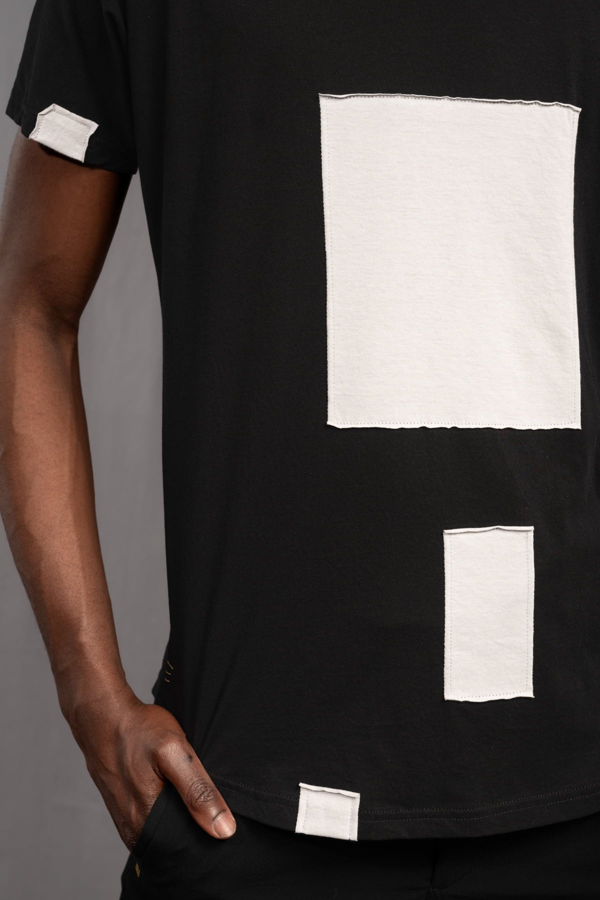 eigensinnig wien | Kuss | Außergewöhnlich geschnittenes Baumwoll-T-Shirt mit avantgardistischem Design