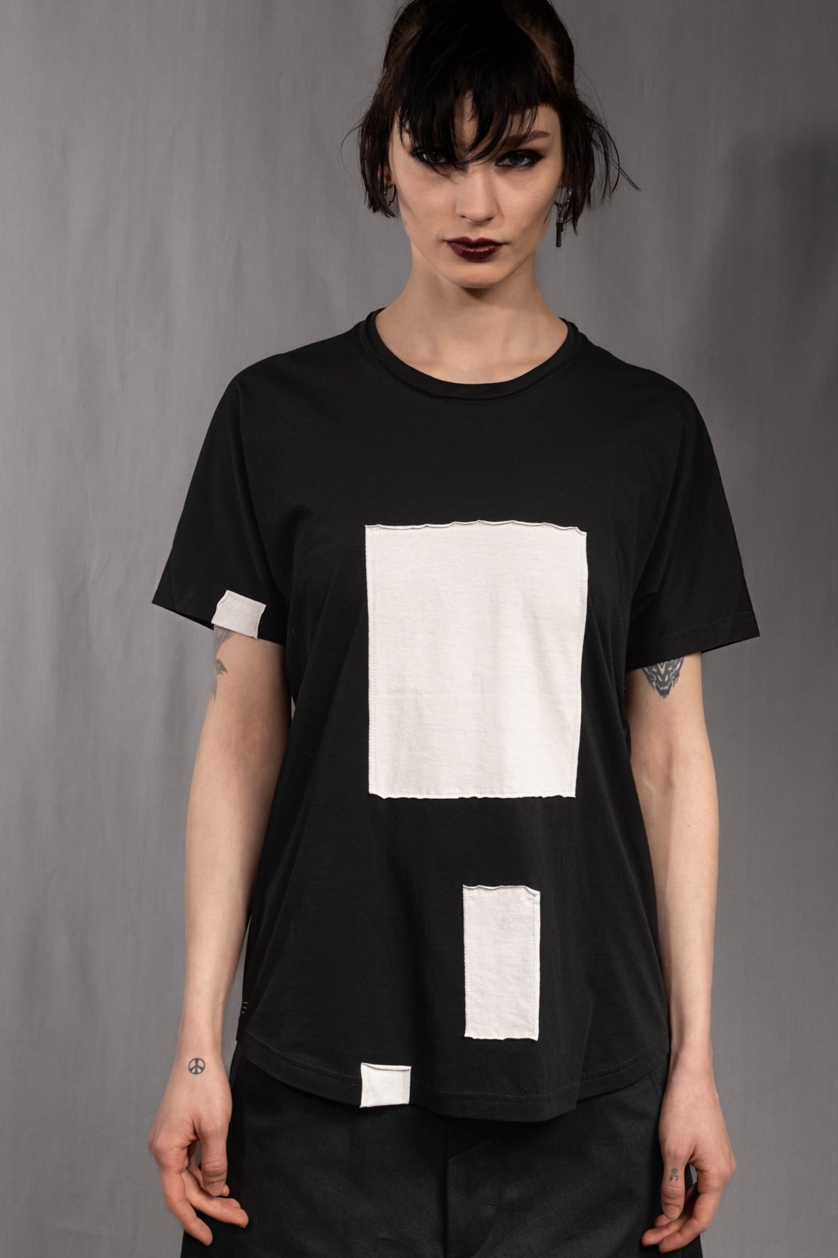 eigensinnig wien | Kuss | Außergewöhnlich geschnittenes Baumwoll-T-Shirt mit avantgardistischem Design