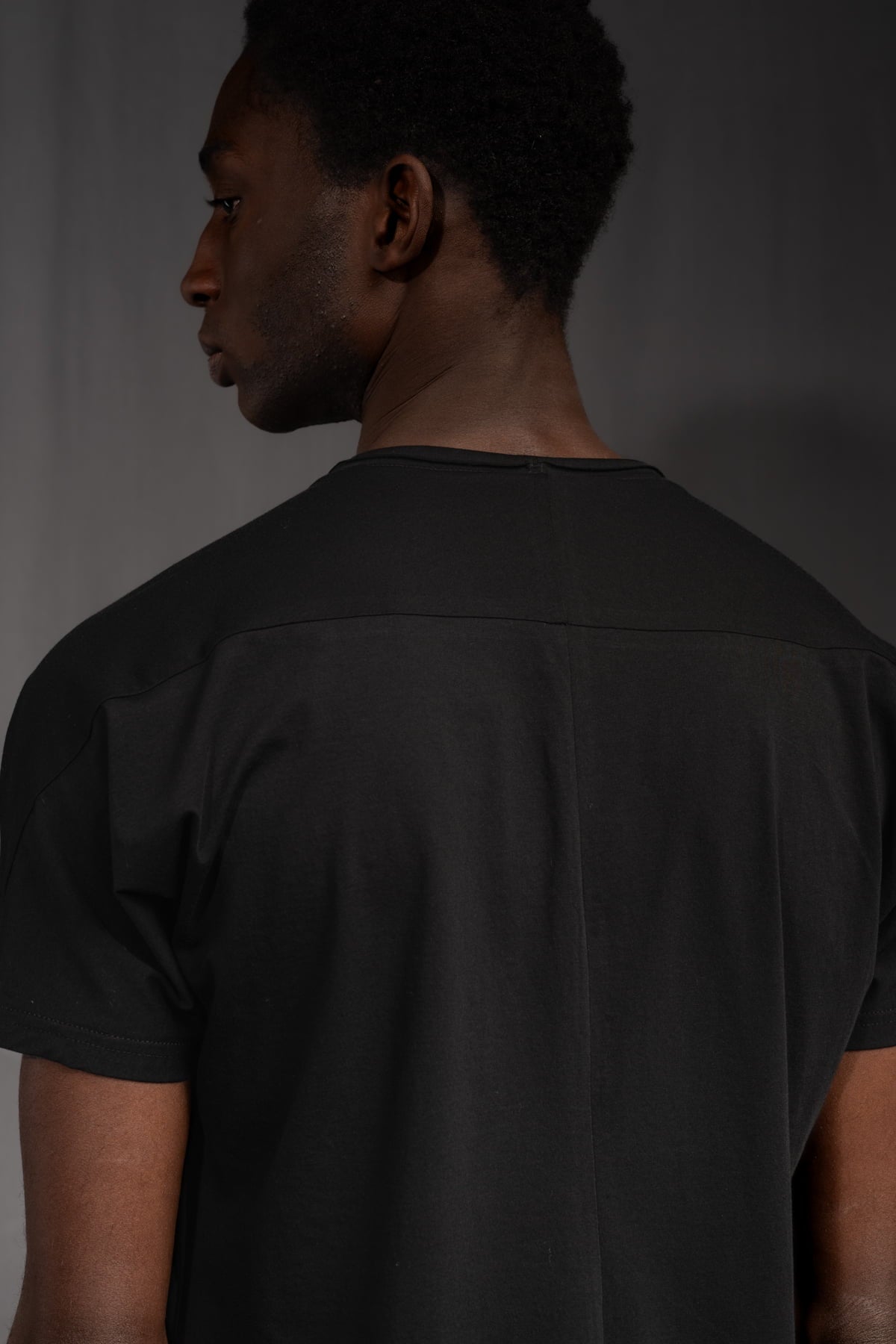 eigensinnig wien | Kuss | Außergewöhnlich geschnittenes Baumwoll-T-Shirt mit avantgardistischem Design