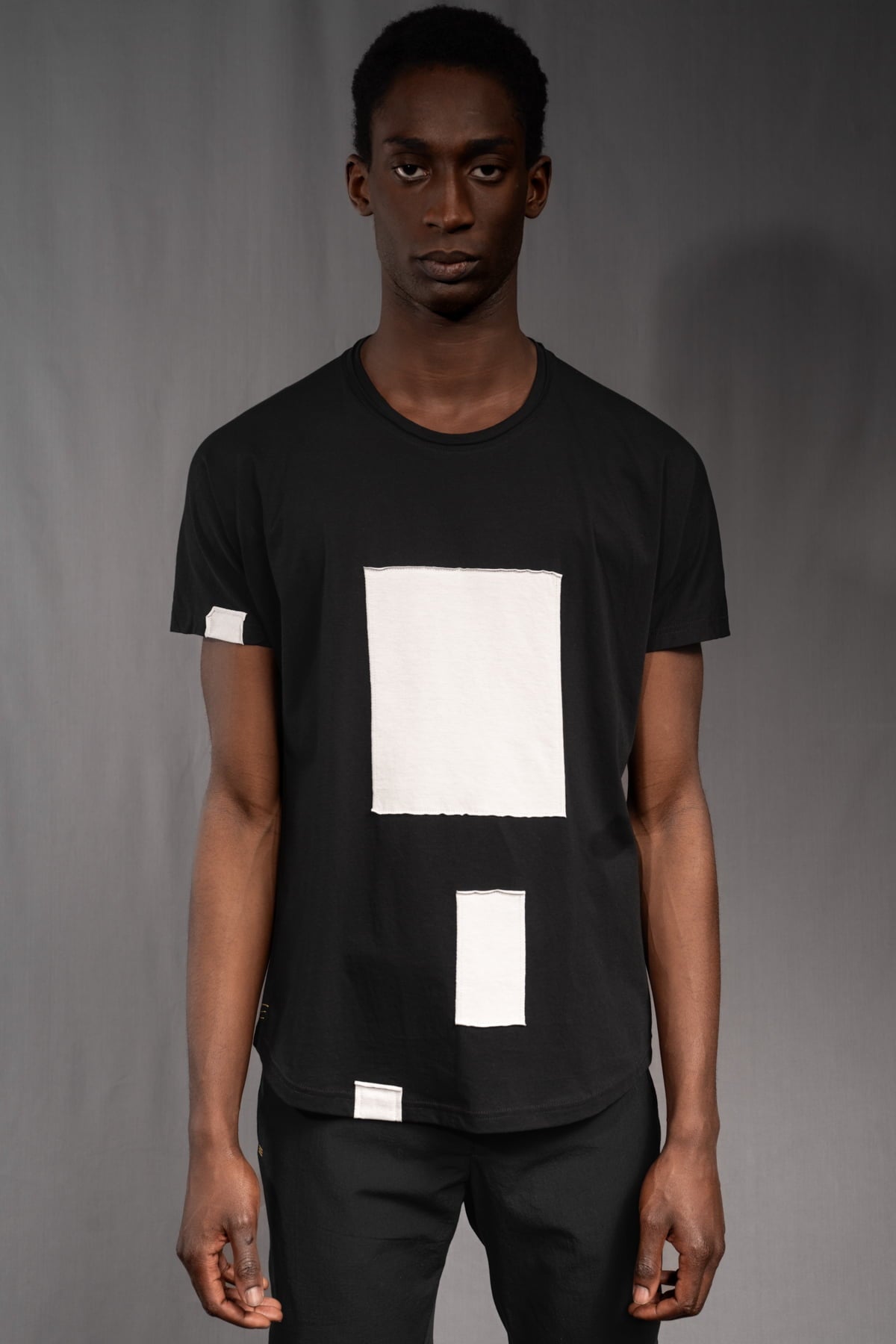 eigensinnig wien | Kuss | Außergewöhnlich geschnittenes Baumwoll-T-Shirt mit avantgardistischem Design